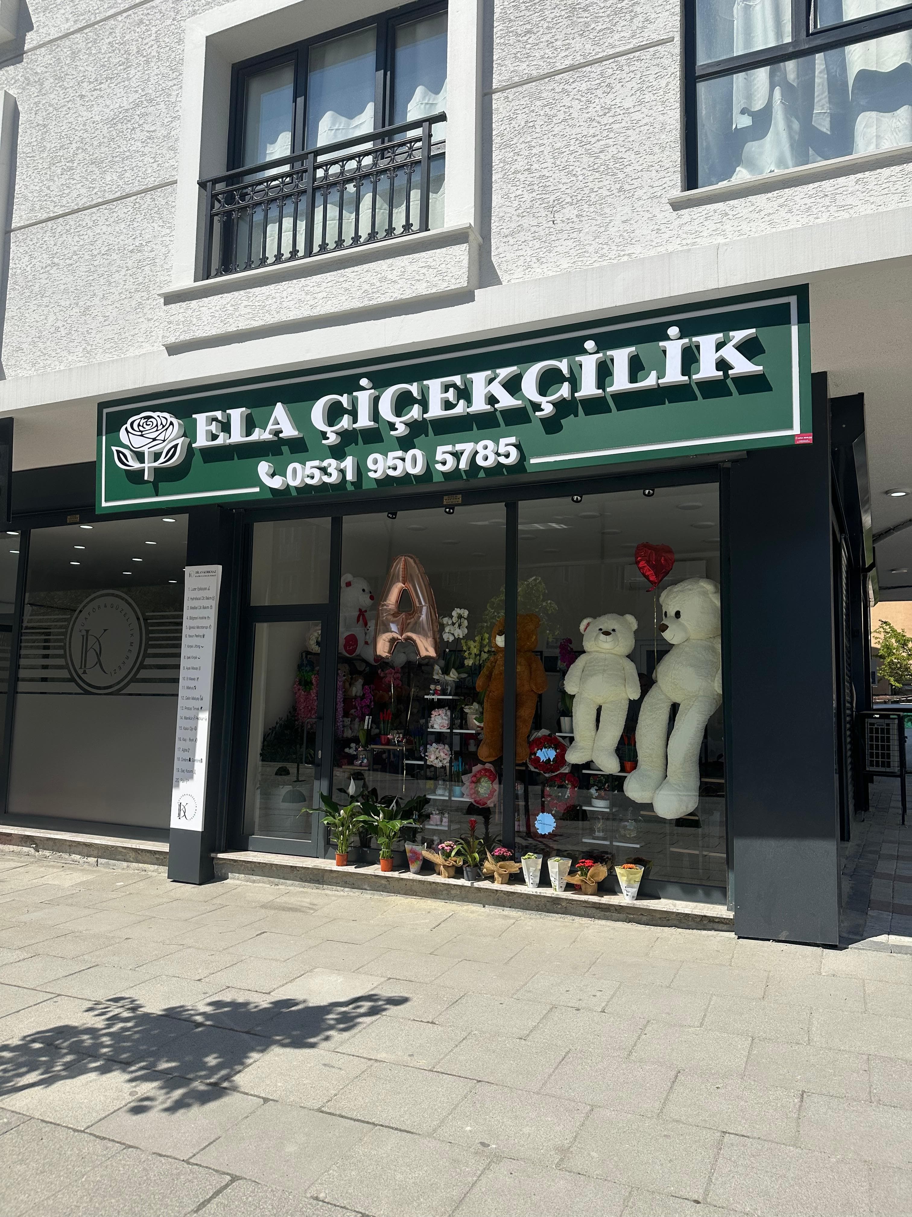 Ela Çiçekçilik dükkanının yeşil tabelası ve vitrini